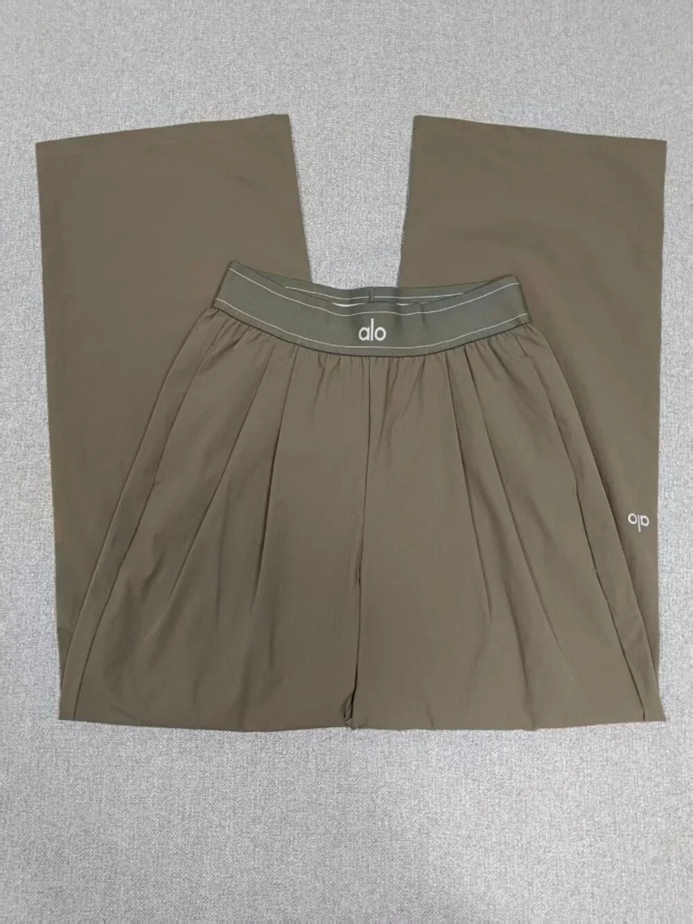 Olive Brand new with tags💐ALO Yoga Suit Up Trouser Wide-Leg, 30” Inseam👼